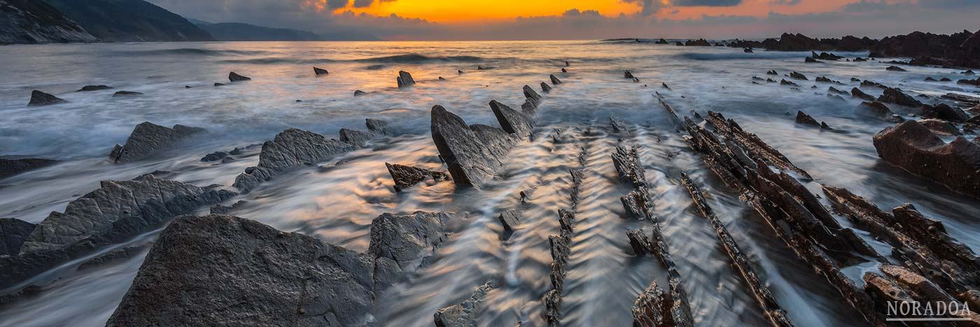 Playa de Sakoneta al atardecer