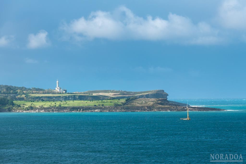 Faro del cabo Mayor desde la península de La Magdalena