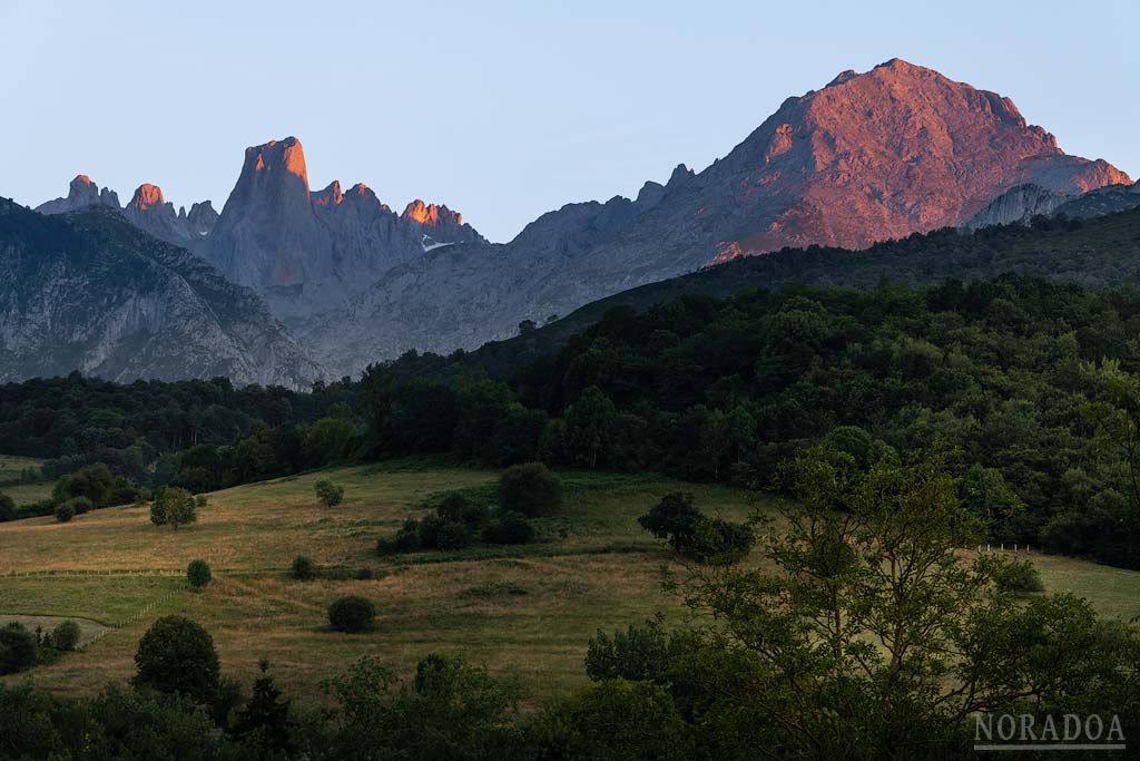 Naranjo de Bulnes al atardecer desde el mirador del Pozo de la Oración