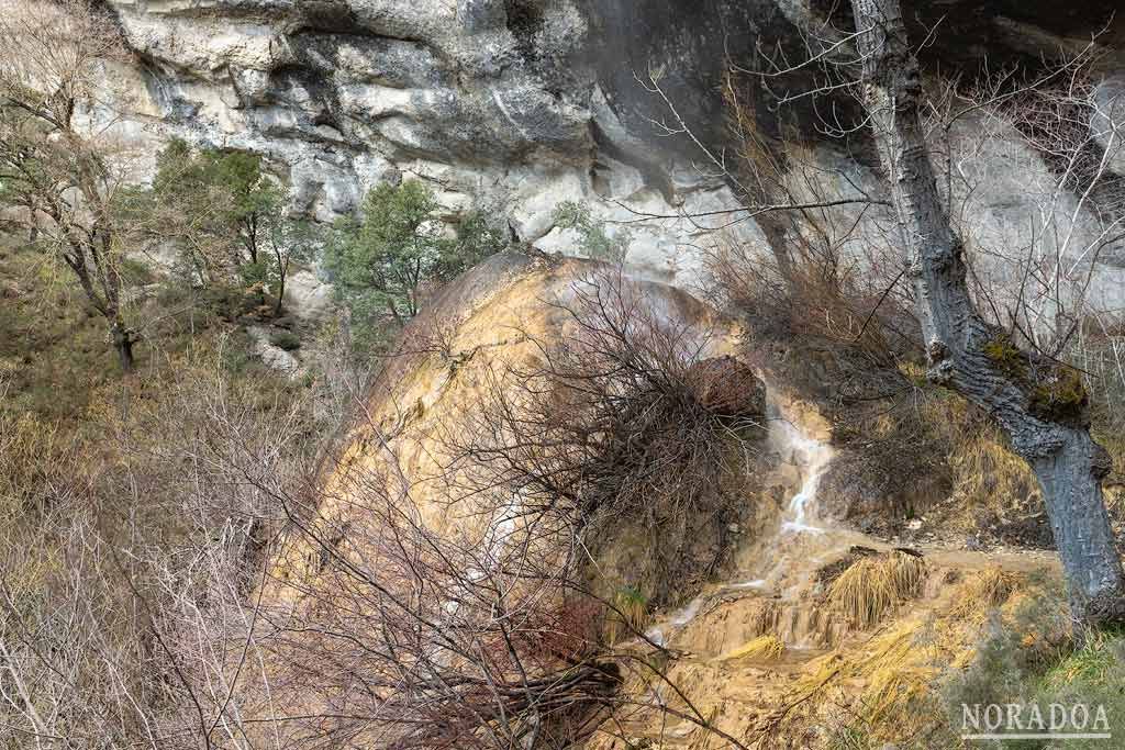 La cascada de La Mea está cerca de Puentedey