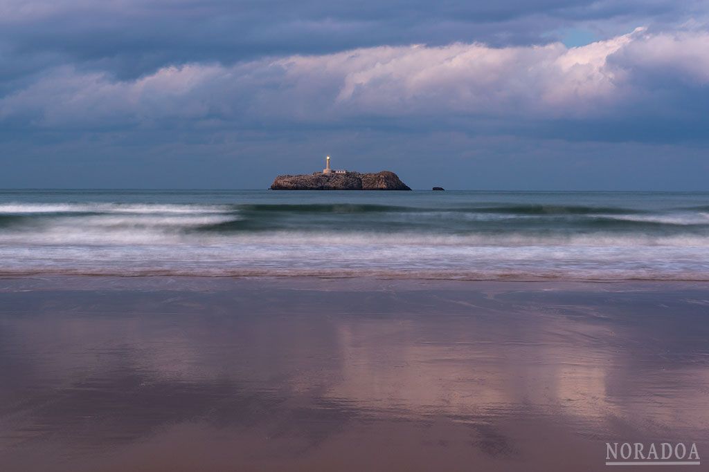 Faro de la isla de Mouro desde la playa de El Puntal