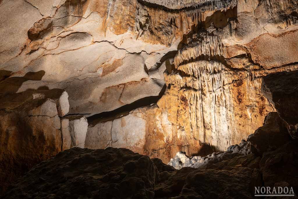 La Cova de s'Aigua (Cueva del Agua) se encuentra en Cala Blanca, Ciudadela