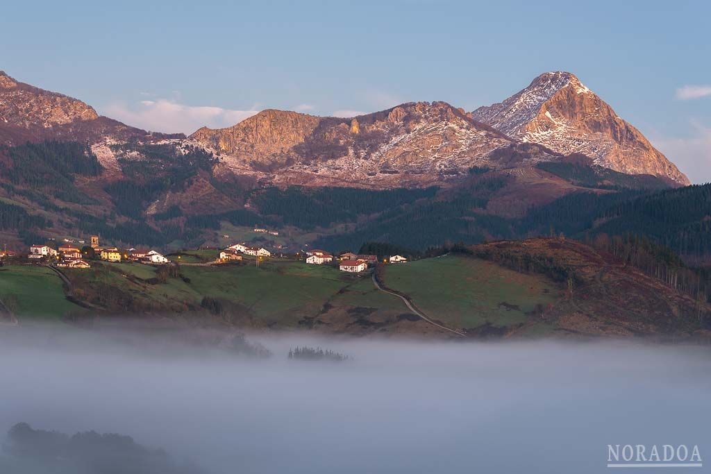 Valle de Aramaio al amanecer con el Anboto de fondo