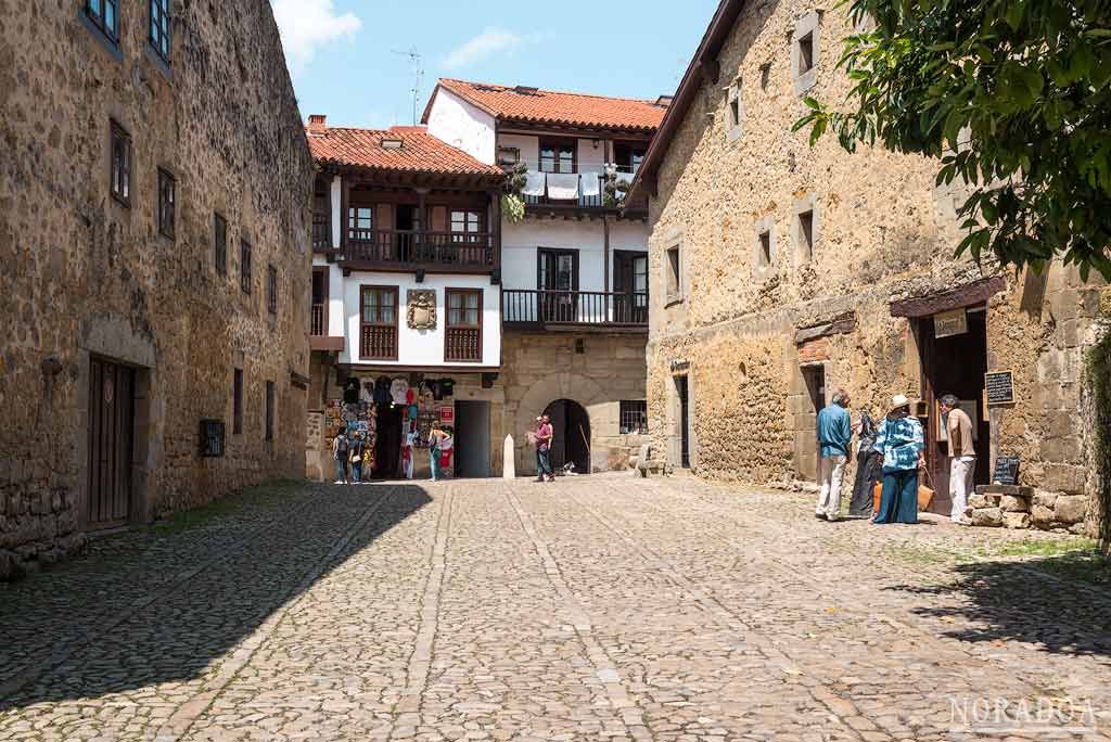 Calle empedrada de Santillana del Mar
