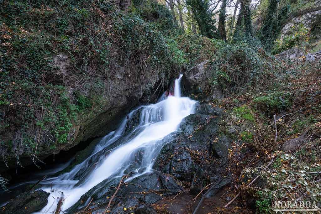 Cascada del Pozo de las Truchas en el Cañón del río Val, Soria