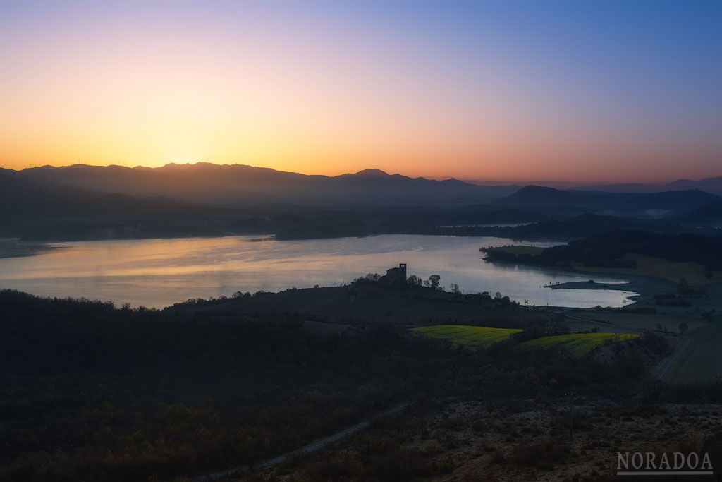 Vistas al amanecer desde el monte Santa Cruz con Nanclares de Gamboa/Langara Ganboa en primer plano