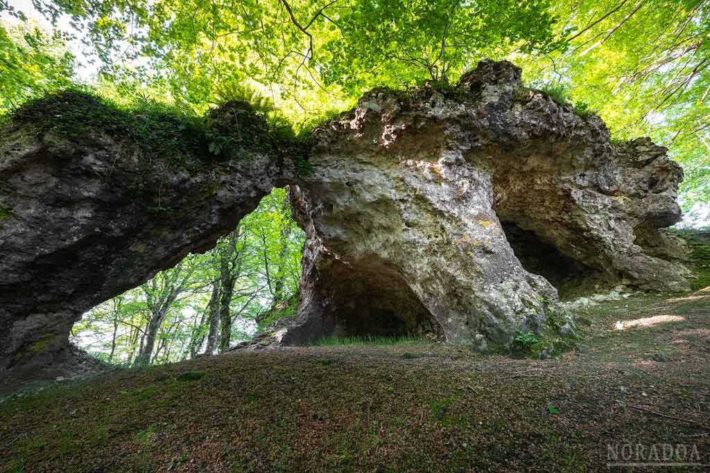 Peña del Arco en el parque natural de Izki