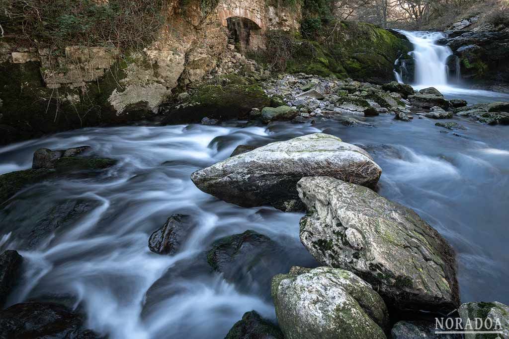 Cascada de Ixkier y ruta de los 3 puentes del río Larraun