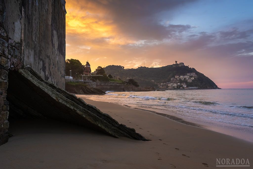 Playa de La Concha al atardecer en Donostia/San Sebastián