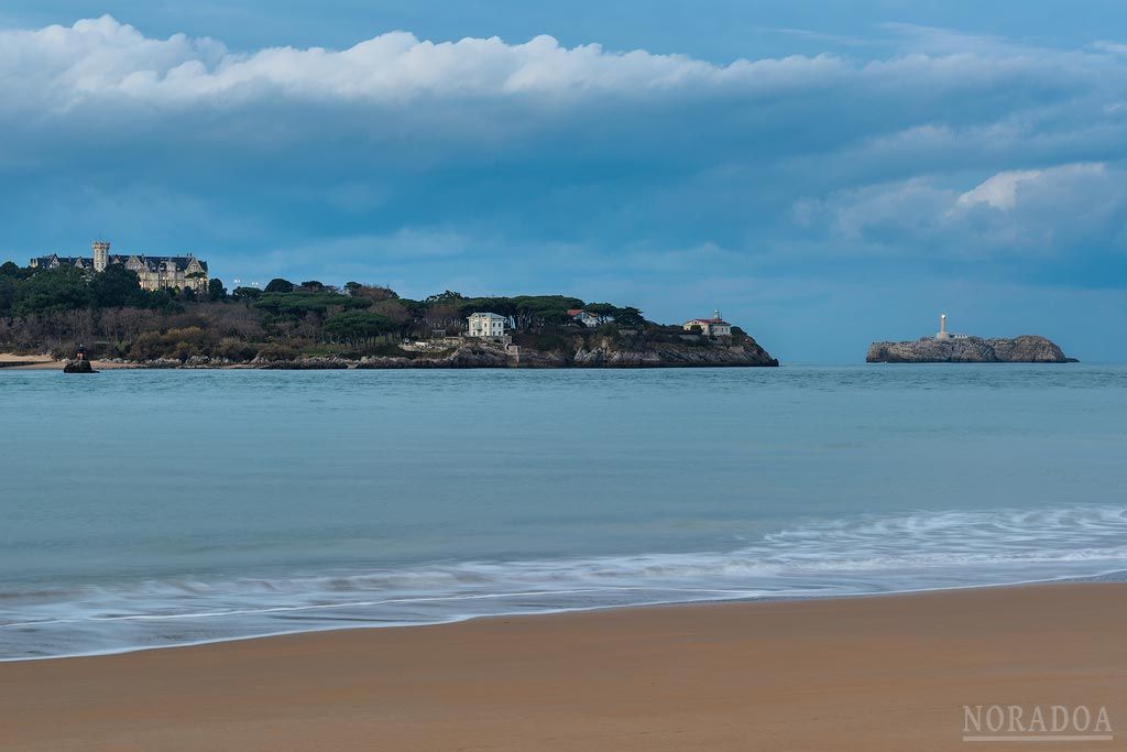 Palacio de La Magdalena con los faros de la isla de Mouro y de la Punta de la Cerda en Santander