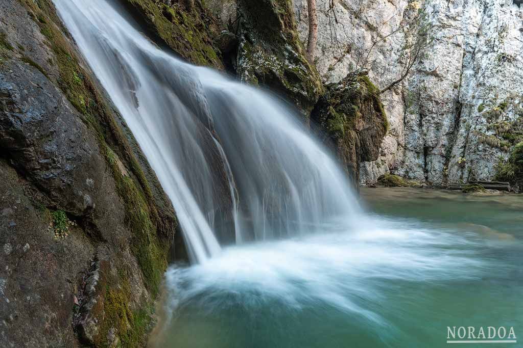 Cascada de Belabartze en el valle del Roncal