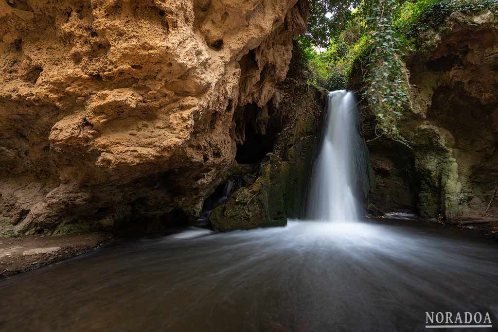 Cascada del Pozo de las Truchas en el Cañón del río Val, Soria