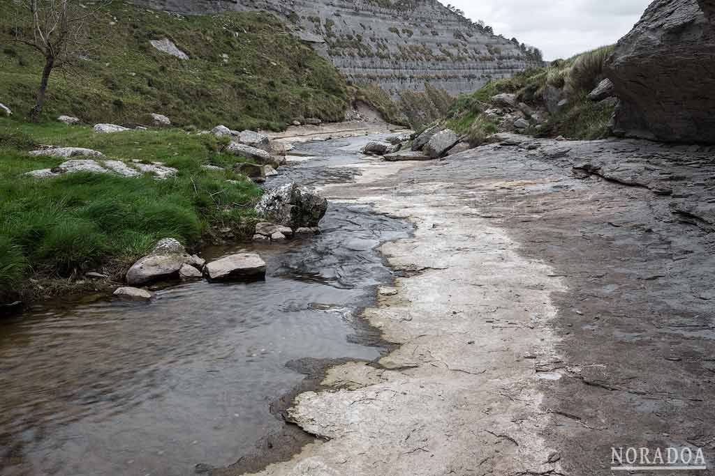 La cascada de San Miguel tiene casi 100 metros de caída