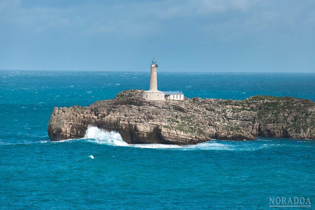 Faro de la isla de Mouro desde la península de La Magdalena