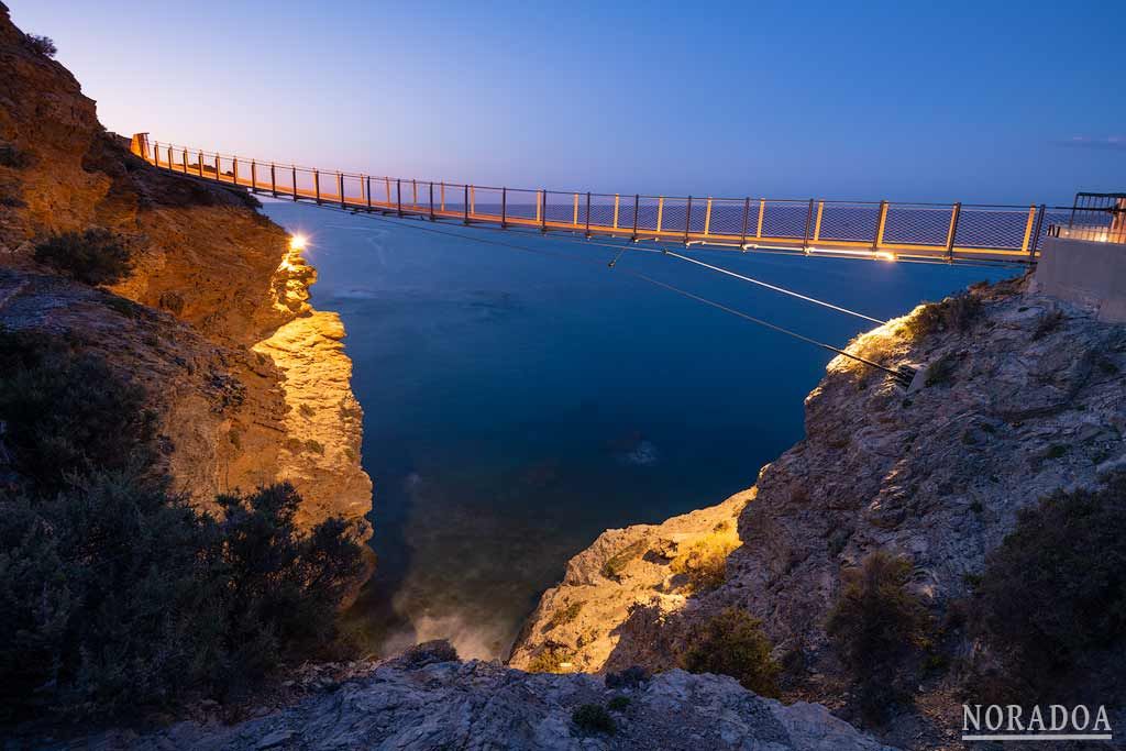 La Pasarela Colgante de Jolúcar es el primer puente peatonal sobre el mar Mediterráneo en España