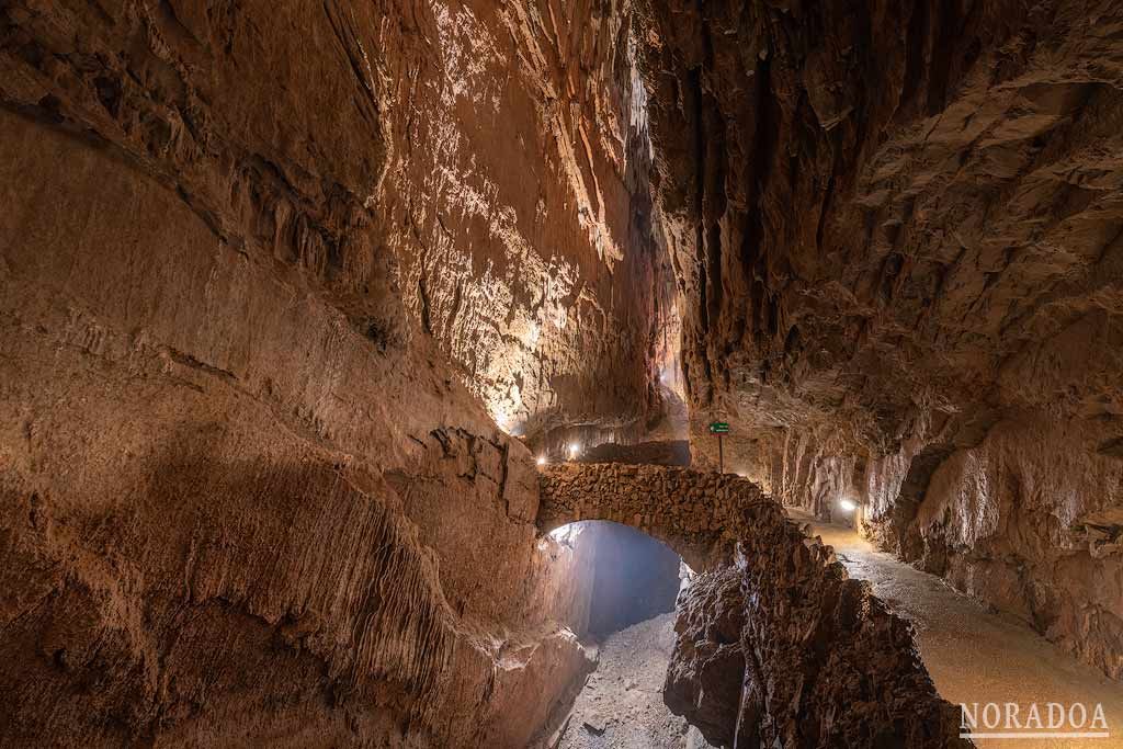 Cueva de Valporquero en León