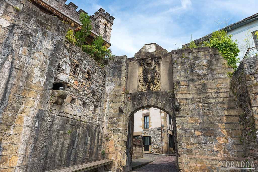 La Puerta de Santa María es la principal entrada al recinto amurallado de Hondarribia