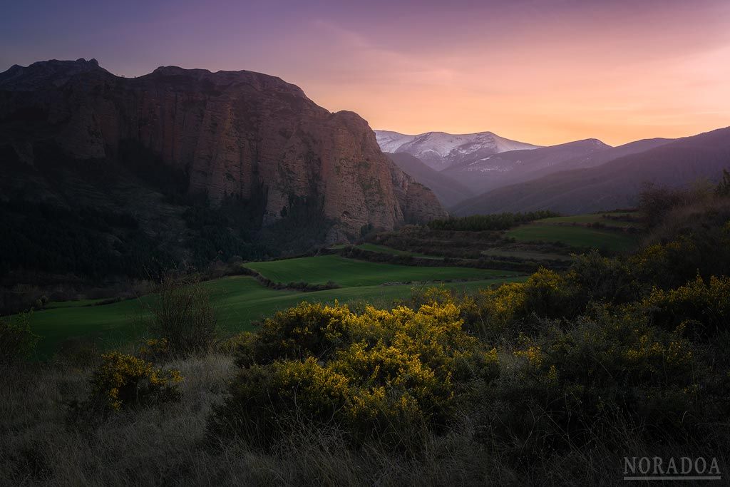 Peñas de Matute y Tobía al atardecer con la sierra de la Demanda de fondo