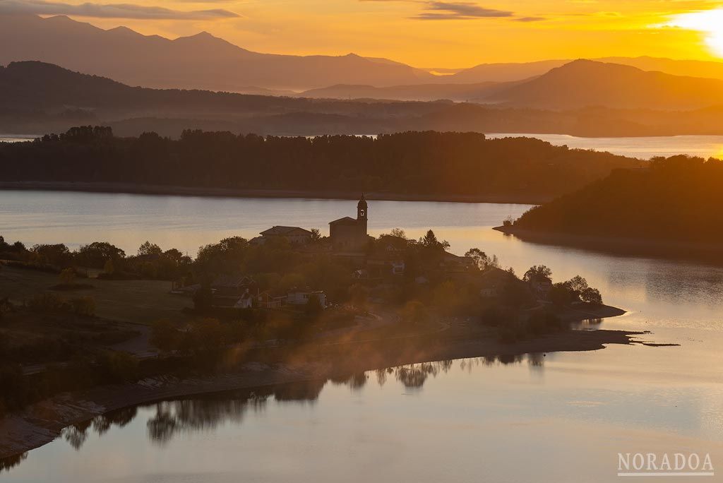 Embalse de Ullíbarri-Gamboa visto desde los alrededores del Alto de Urbina