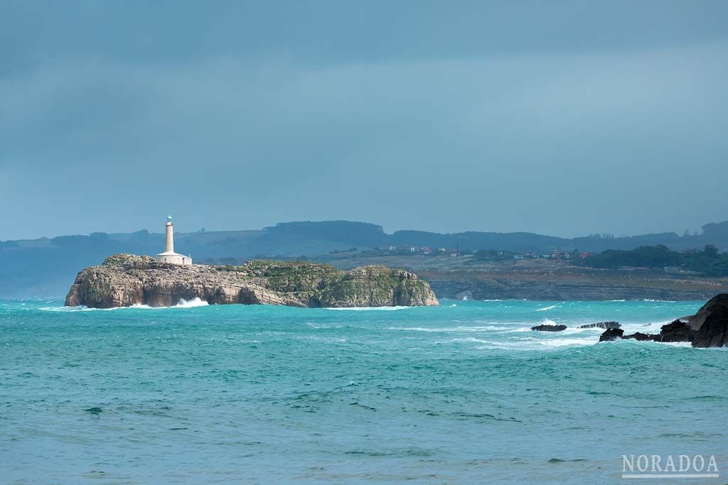 Faro de la isla de Mouro, en mitad de la entrada a la bahía de Santander