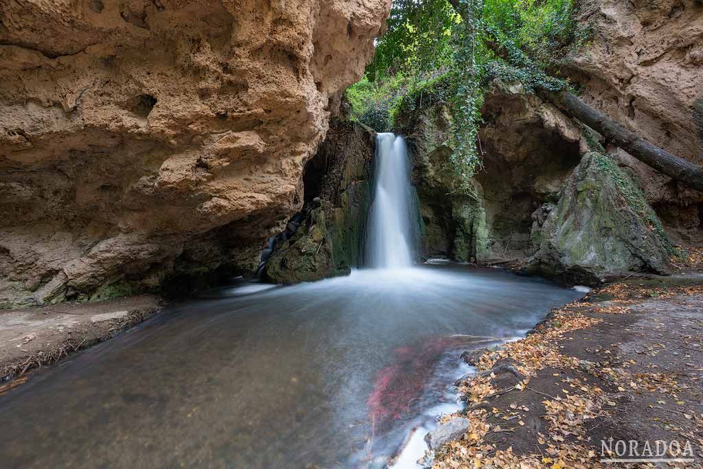 Cascada del Pozo de las Truchas en el Cañón del río Val, Soria