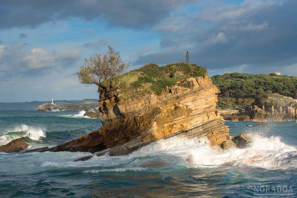 Playa del Camello con el faro de la isla de Mouro al fondo