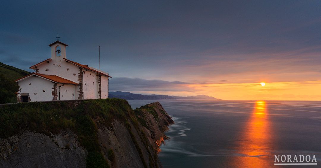 La ermita de San Telmo de Zumaia se hizo famosa por salir en la película "8 Apellidos Vascos"