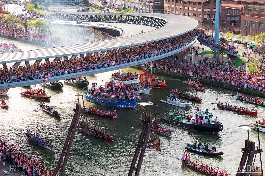 Fotos del 11 de abril del 2024, celebración de la victoria de la Copa del Rey por parte del Athletic Club de Bilbao con la gabarra recorriendo la ría del Nervión