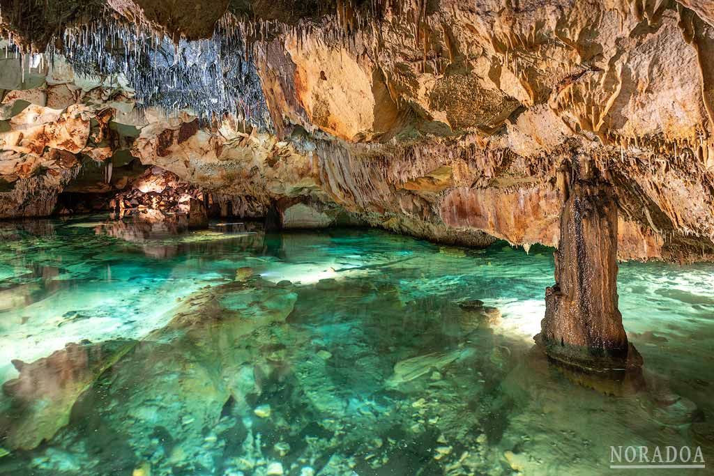 La Cova de s'Aigua (Cueva del Agua) se encuentra en Cala Blanca, Ciudadela