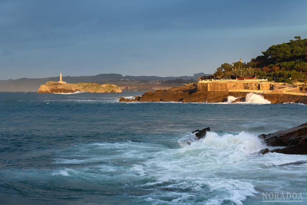 Faro de la isla de Mouro y península de La Magdalena 