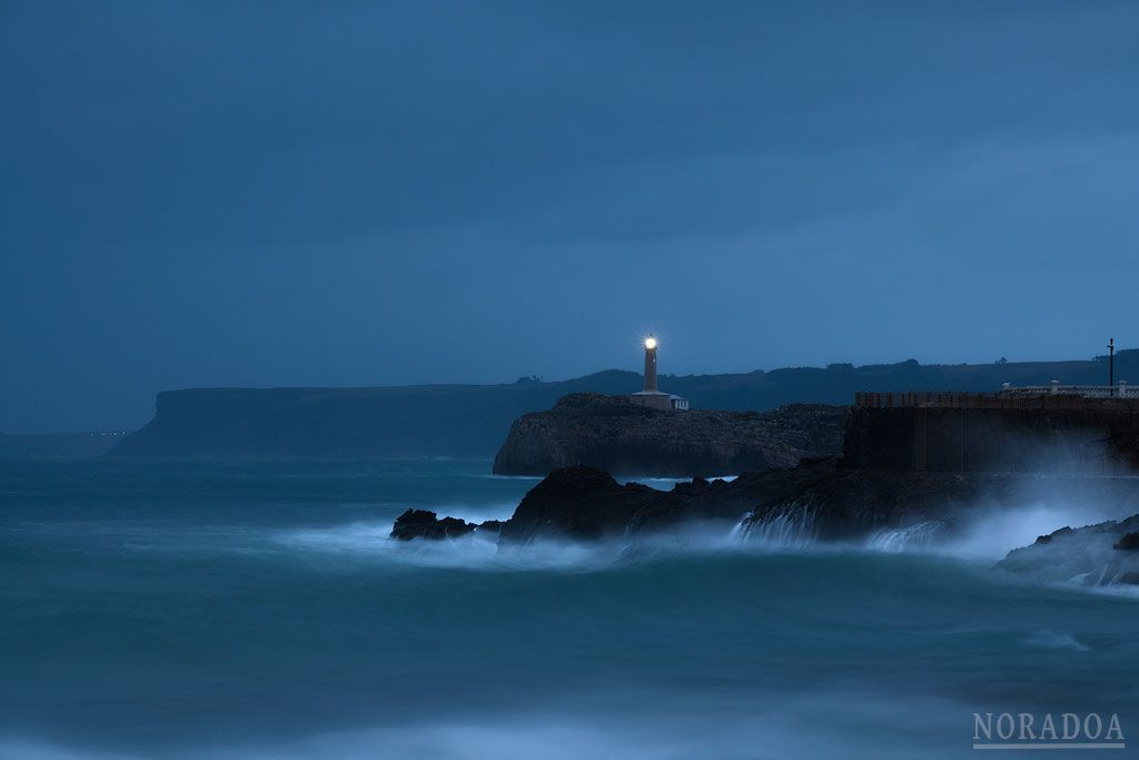 Faro de la isla de Mouro al anochecer desde la playa del Camello