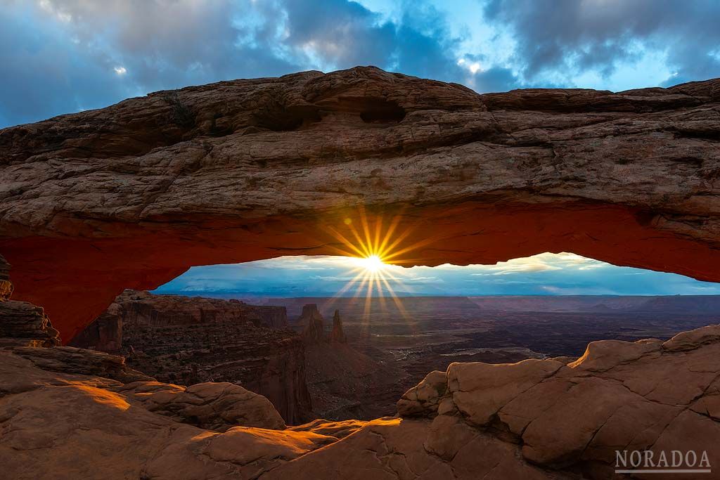 Amanecer junto a arco Mesa Arch en el parque nacional de Canyonlands