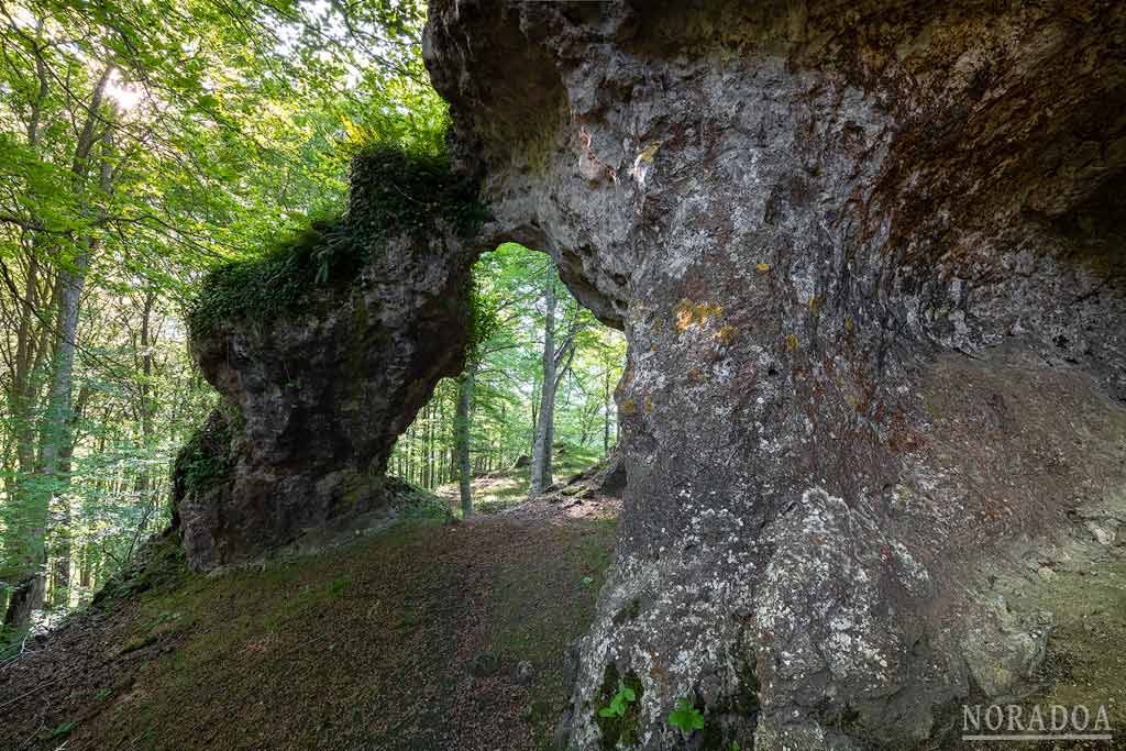 Peña del Arco en el parque natural de Izki