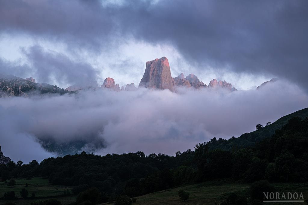 Naranjo de Bulnes con nubes al atardecer desde el mirador del Pozo de la Oración