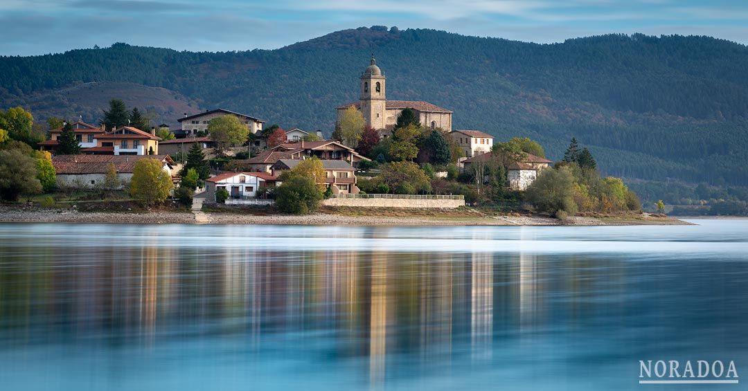 Pueblo de Ullíbarri-Gamboa reflejado en el embalse del mismo nombre