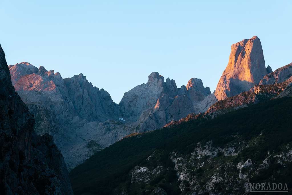 Naranjo de Bulnes al amanecer desde el mirador de Camarmeña