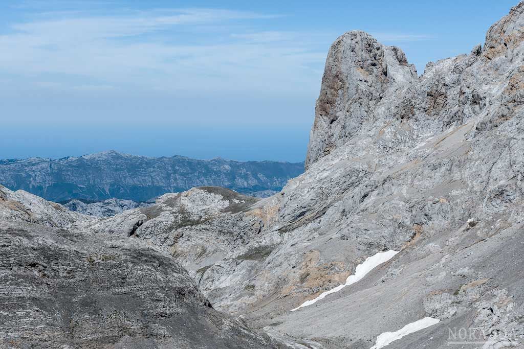 Naranjo de Bulnes desde el collado de Horcados Rojos