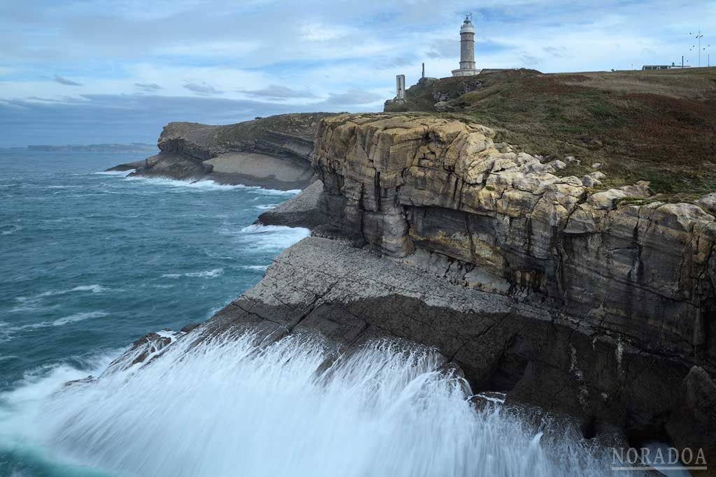 Faro del cabo Mayor visto desde el monolito en memoria de tres boys scouts