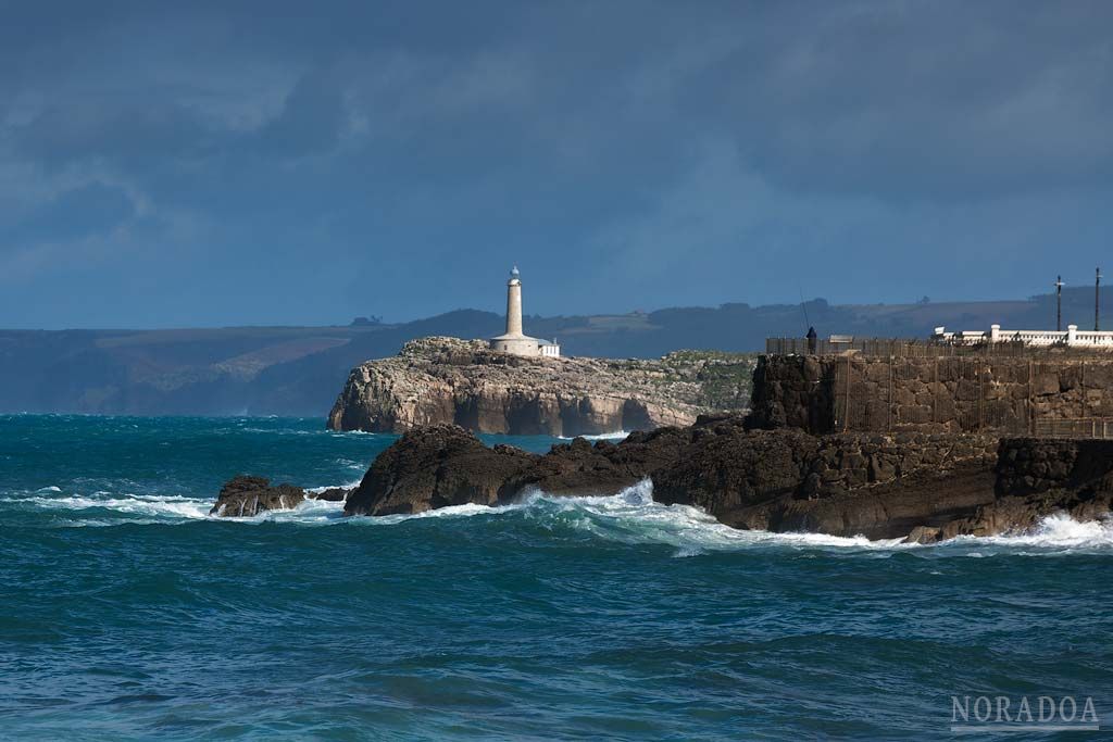 Faro de la isla de Mouro desde la playa del Camello