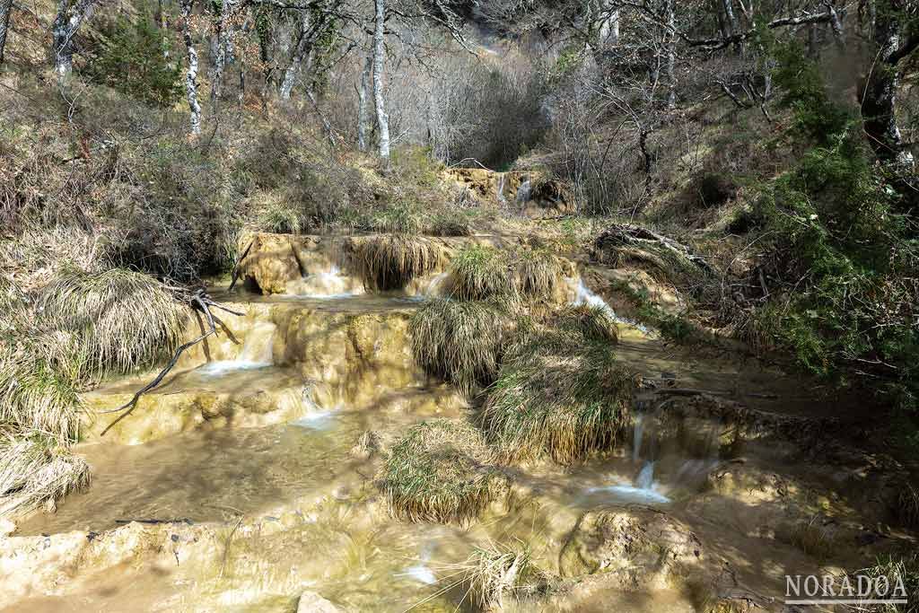 La cascada de La Mea está cerca de Puentedey