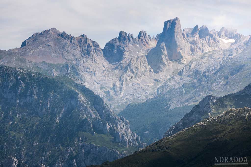 Naranjo de Bulnes al atardecer desde el mirador de Pedro Udaondo