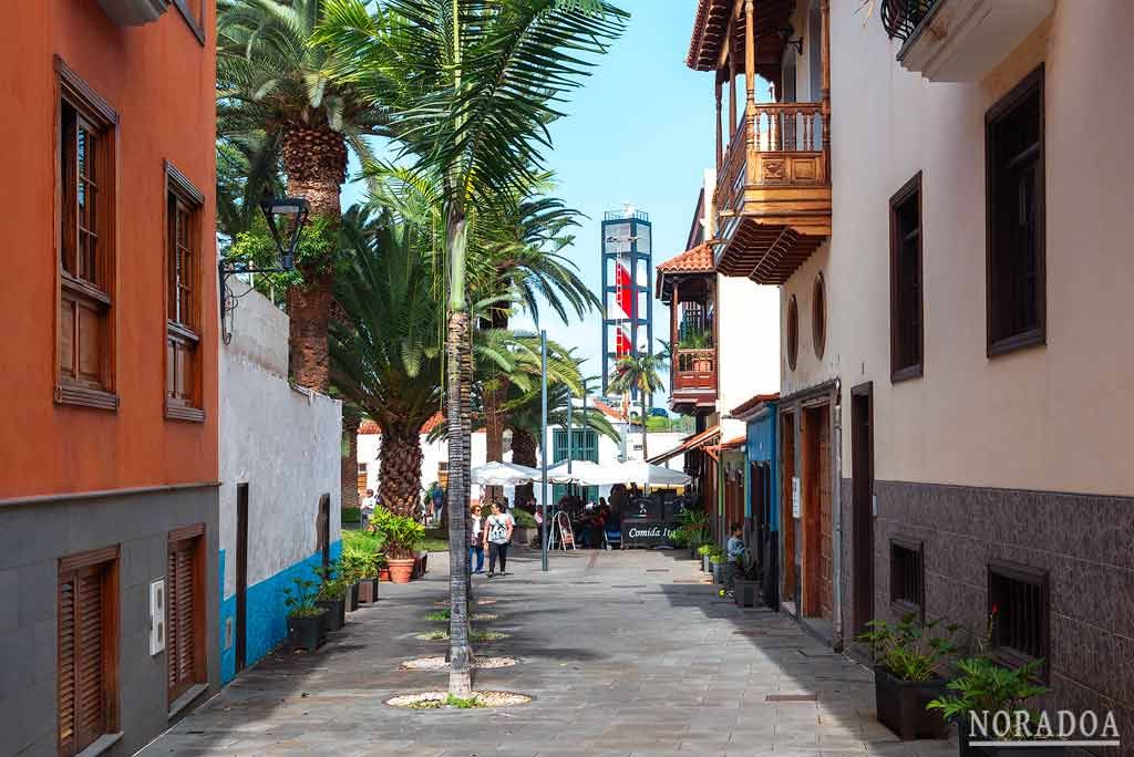 Calle de Puerto de la Cruz con el faro de fondo