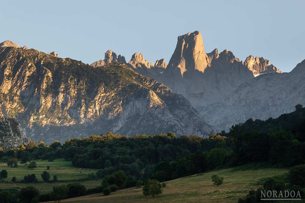 Naranjo de Bulnes al atardecer desde el mirador del Pozo de la Oración