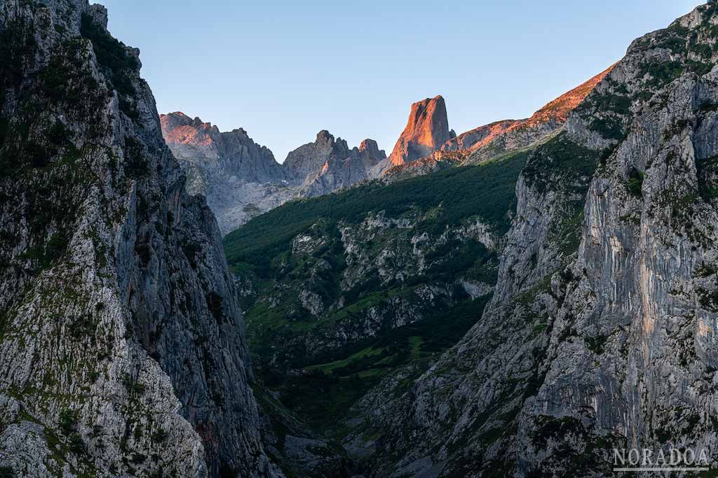 Naranjo de Bulnes al amanecer desde el mirador de Camarmeña