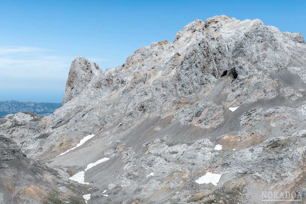 Naranjo de Bulnes desde el collado de Horcados Rojos