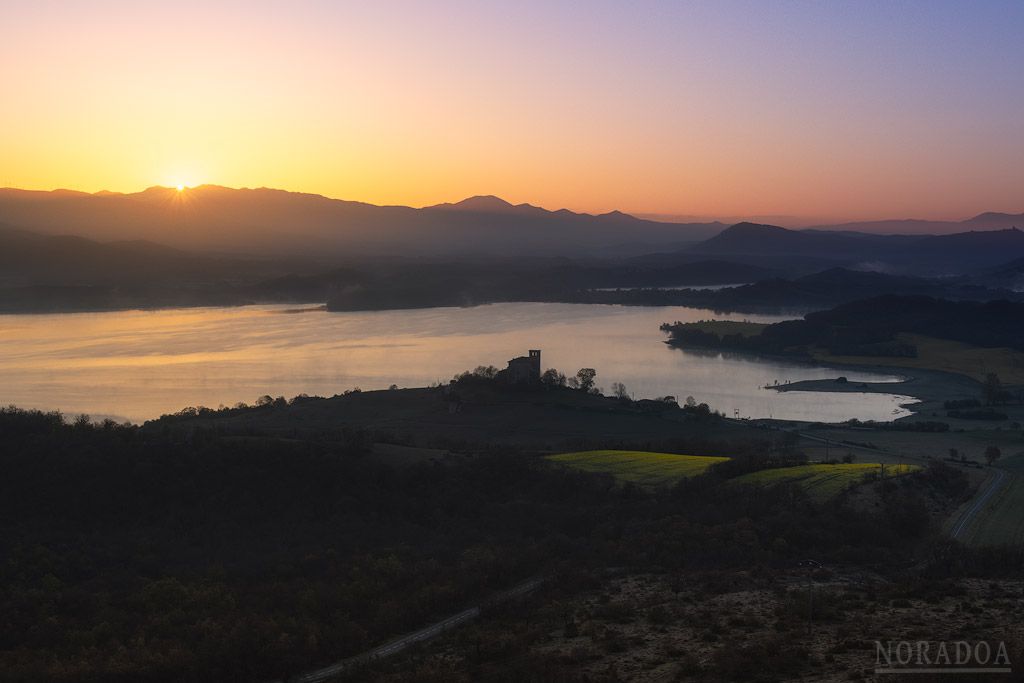Vistas al amanecer desde el monte Santa Cruz con Nanclares de Gamboa/Langara Ganboa en primer plano Vistas al amanecer desde el monte Santa Cruz con Nanclares de Gamboa/Langara Ganboa en primer plano