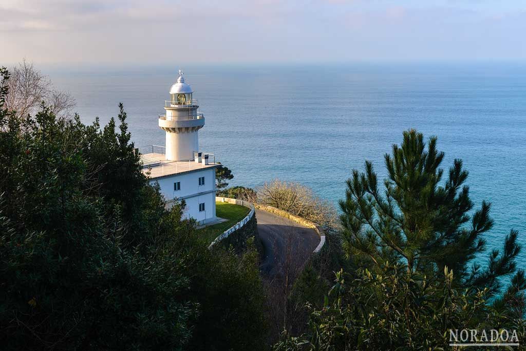 Faro de Igueldo visto desde la carretera Faro de Igueldo visto desde la carretera
