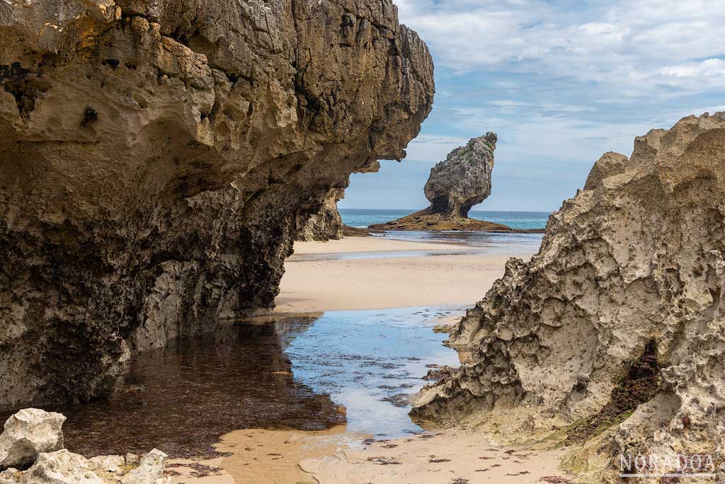 Formaciones rocosas de la playa de Buelna