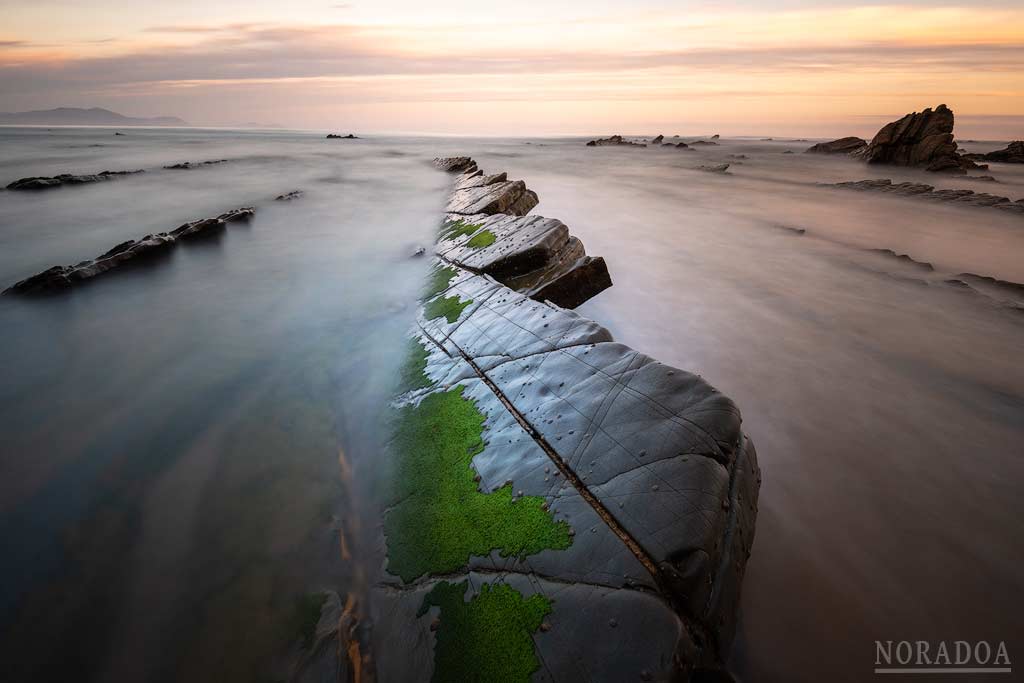 Rocas de las playa de barrika al amanecer 