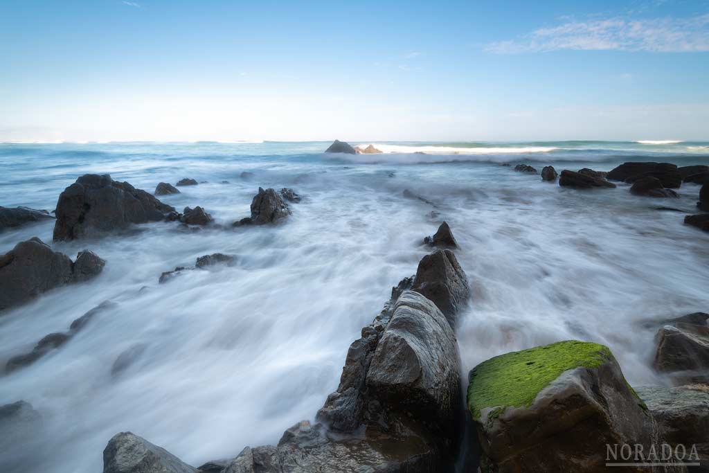 Olas sobre la «Cola de Dragón» de Barrika